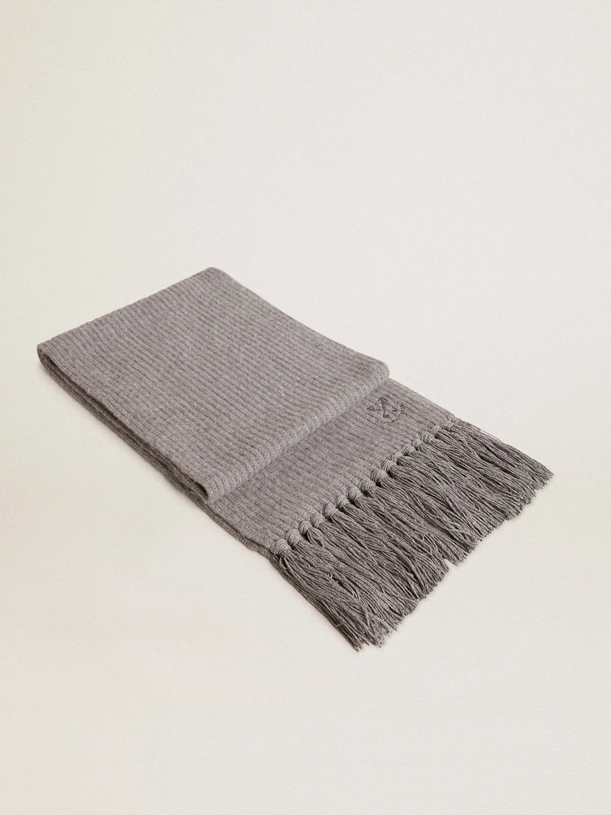 Ribbed wool scarf in gray color