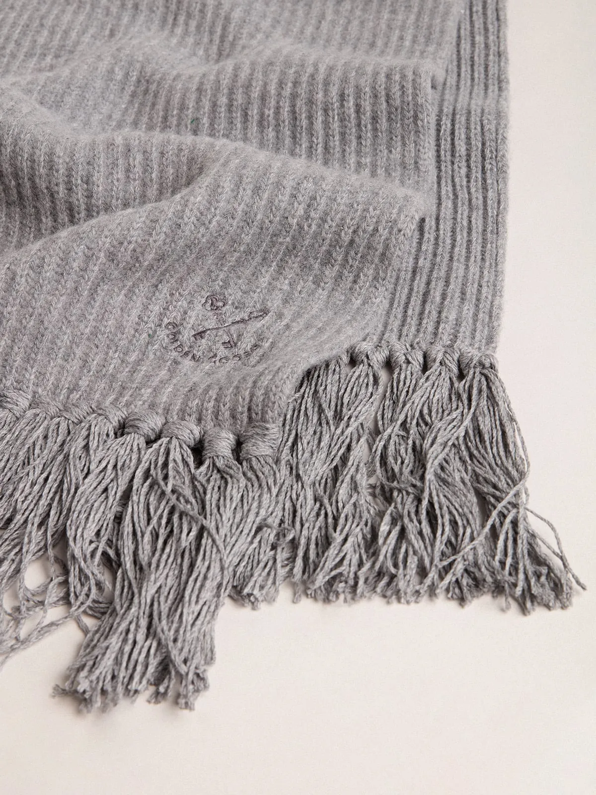 Ribbed wool scarf in gray color