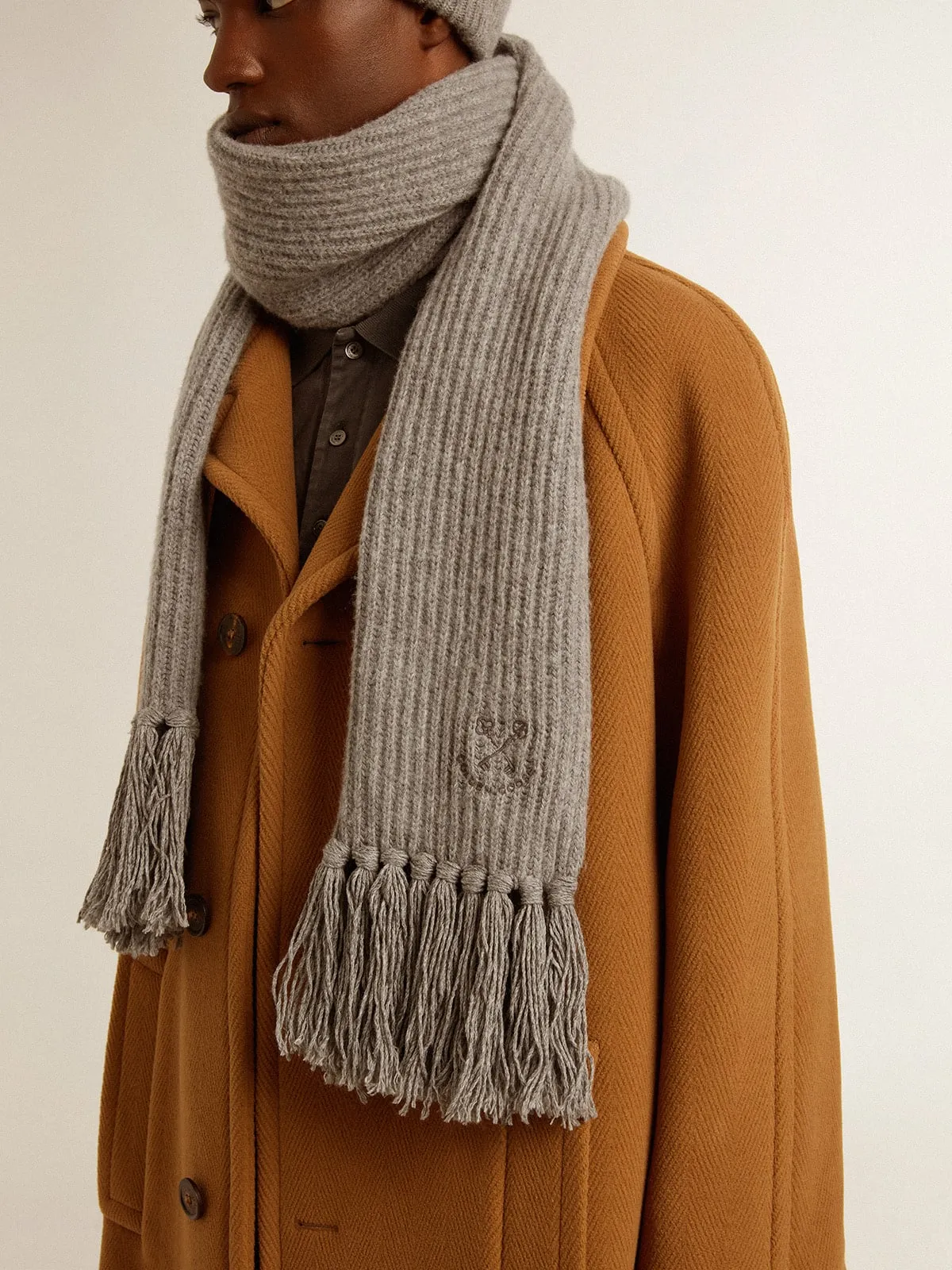 Ribbed wool scarf in gray color