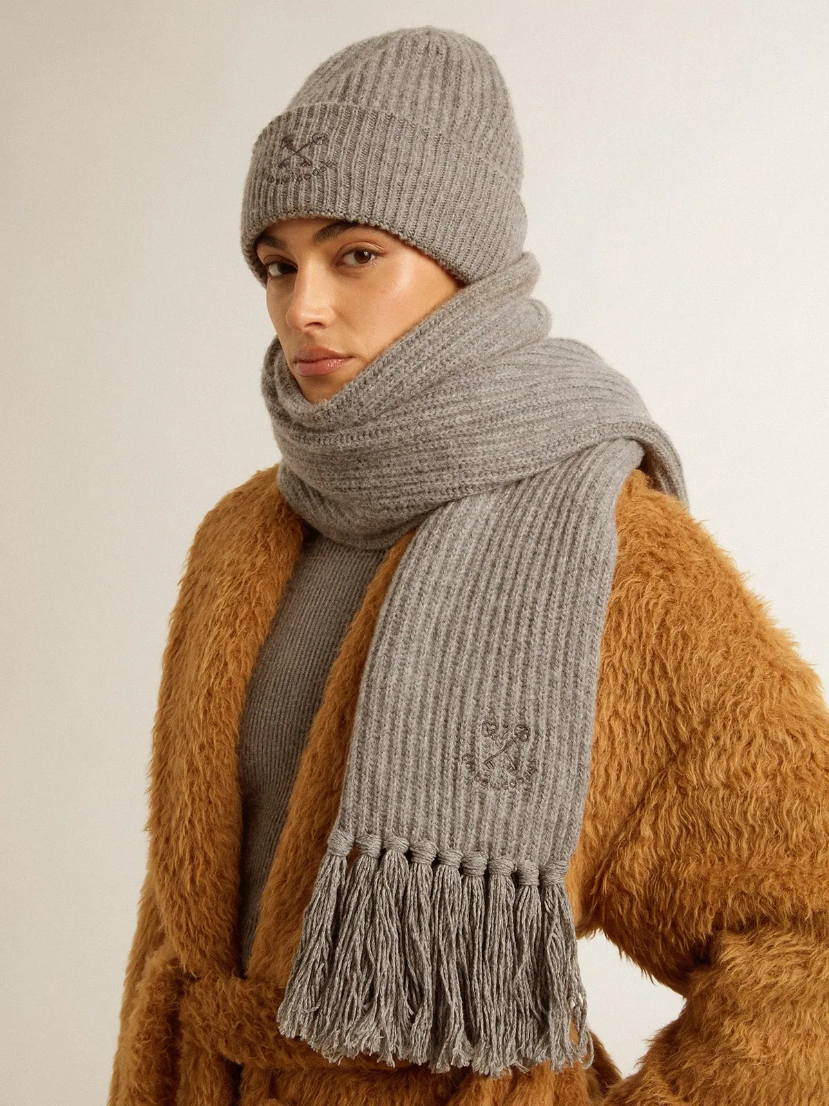 Ribbed wool scarf in gray color